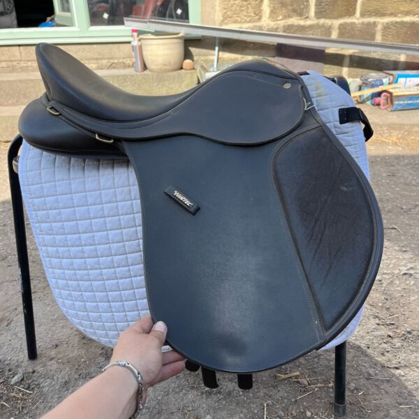 17 Inch Brown Wintec Wide GP Saddle with cair - adjustable gullet - Image 3