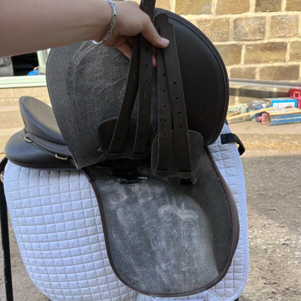 17 Inch Brown Wintec Wide GP Saddle with cair - adjustable gullet - Image 6