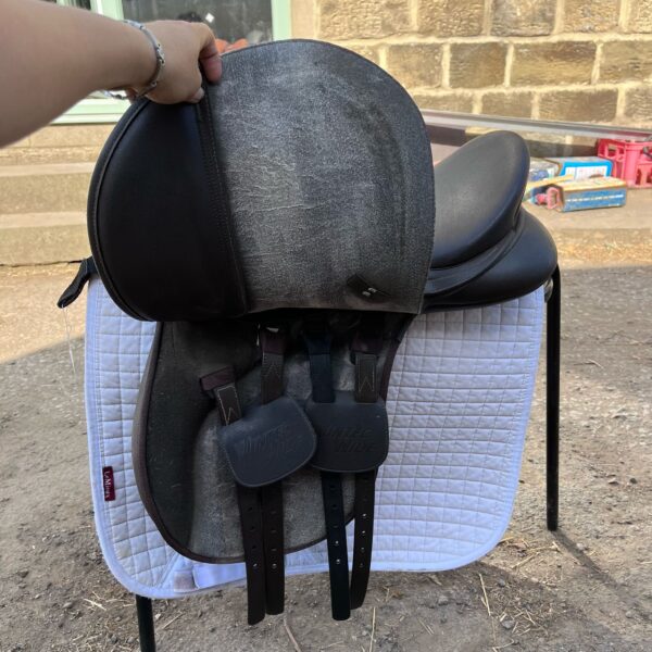 17 Inch Brown Wintec Wide GP Saddle with cair - adjustable gullet - Image 11