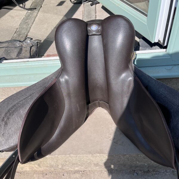 17 Inch Brown Wintec Wide GP Saddle with cair - adjustable gullet - Image 15
